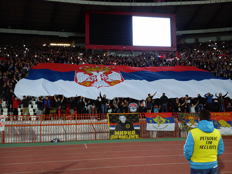 Zastava Republike Srbije velikog formata na sportskom takmičenju